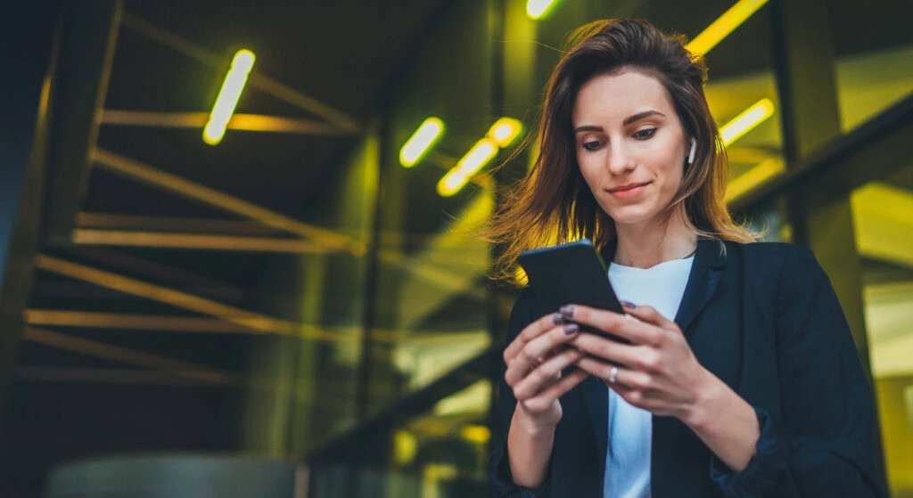 woman using AI in corporate learning and development on a mobile device